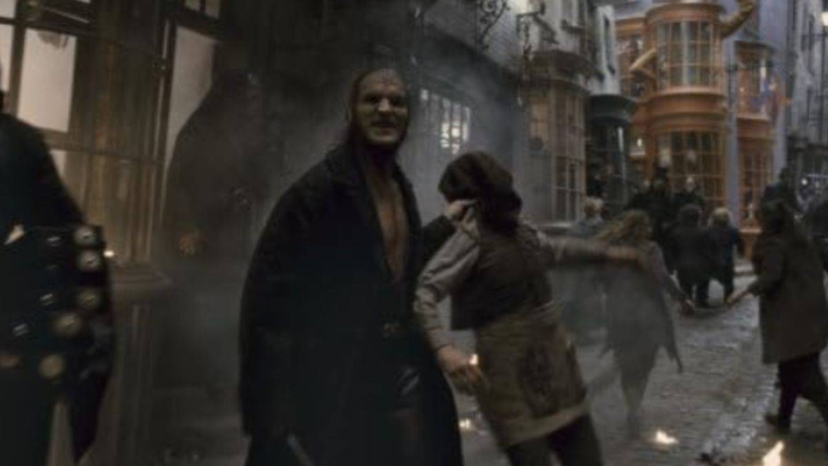 Dave Legeno sebagai Fenrir Greyback