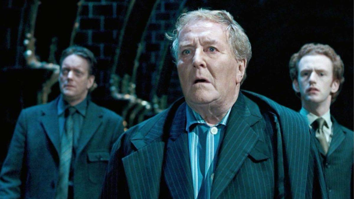 Robert Hardy sebagai Cornelius Fudge di Harry Potter dan Perintah Phoenix